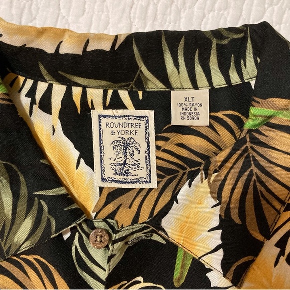 Roundtree & Yorke Hawaiian Shirt | Size XLT | Parrots & Palm Trees | Summer - Picture 3 of 8